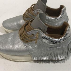 Women’s Esseutesse Silver Pebbled Grain Leather Fringe Sneakers Size 37